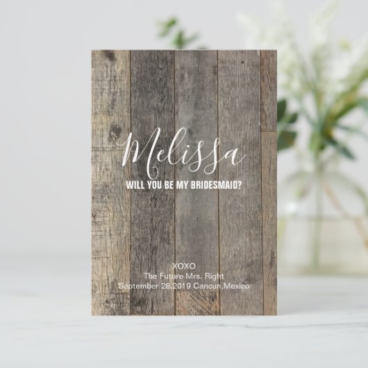 Rustikales Stallholz wirst du meine Brautjungfrau  Einladung (Stehend Vorderseite)
