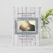 Rustikales Starfish & Weathered Wood Foto Hochzeit Einladung (Stehend Vorderseite)