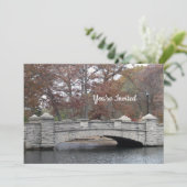 Rustikales Stone Bridge Foto Einladung (Stehend Vorderseite)