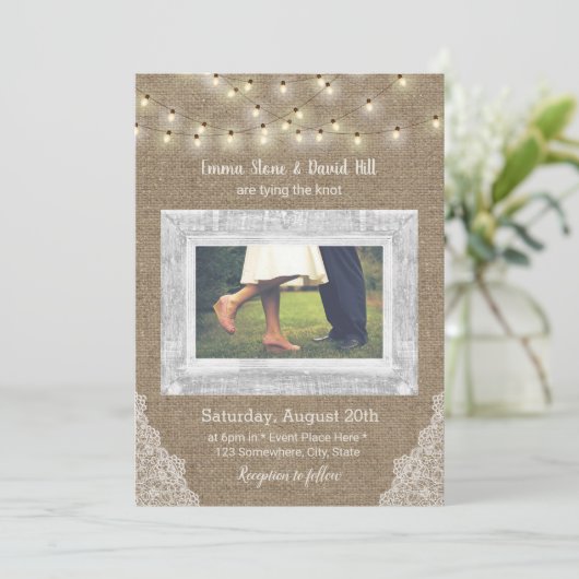 Rustikales String Lights Schnürung Burlap Wedding Einladung (Stehend Vorderseite)