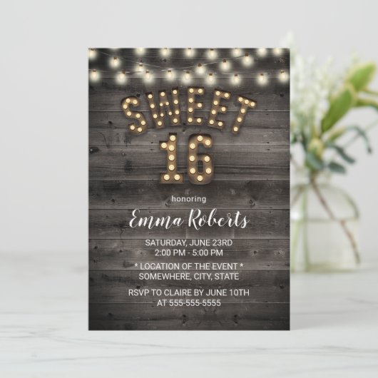 Rustikales Sweet 16 String Lights Barn Wood Geburt Einladung (Stehend Vorderseite)