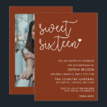 Rustikales Terracotta Script Sweet 16 Birthday Fot Einladung<br><div class="desc">Rustikale Terracotta Einfache Minimalistische Schrift Sweet 16 Geburtstag Foto Einladung</div>