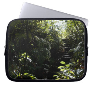 Rustikales Treppenhaus/Fußweg im Wald, Sonnenlich Laptopschutzhülle