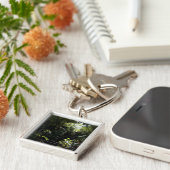 Rustikales Treppenhaus/Fußweg im Wald, Sonnenlicht Schlüsselanhänger (Seite)