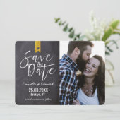 Rustikales Typografie-Chalkboard-Gold-Banner-Foto Save The Date (Stehend Vorderseite)