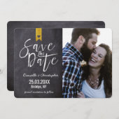 Rustikales Typografie-Chalkboard-Gold-Banner-Foto Save The Date (Vorne/Hinten)