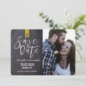 Rustikales Typografie-Chalkboard-Gold-Banner-Foto Save The Date (Stehend Vorderseite)