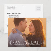 Rustikales Typografie-Overlay-Foto Save the Date Ankündigungspostkarte (Vorne/Hinten)
