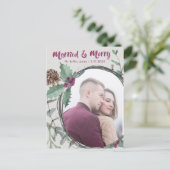Rustikales Verheiratet & Merry Calligraphy Foto Feiertagspostkarte (Stehend Vorderseite)