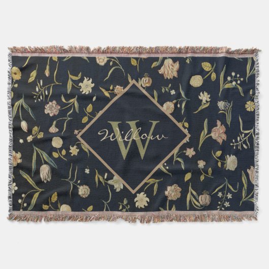 Rustikales Vintage-Monogramm-Blumen-Teppichmuster Decke (Vorderseite)
