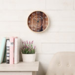 Rustikales, Vintages, dunkles Holzfamilienhaus Uhr<br><div class="desc">Rustikale Vintage,  dunkle Mauer aus Stallholz mit großen römischen Zahlen. Sie können personalisieren und Ihren eigenen Namen und Jahr etabliert hinzufügen.</div>