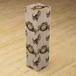 Rustikales Vintages Krebsmuster auf Taupe Weinbox<br><div class="desc">Mit diesem rustikalen Design mit detaillierten Vintagen Krabbenabbildungen auf taupischem Hintergrund lassen Sie sich eine Touch von Küstennostalgie entdecken. Dieses Muster eignet sich perfekt für Strandliebhaber,  Fisch- und Meeresfrüchtefans und Wassersportaktivitäten. Es verleiht jeder Präsentation ein elegantes maritimes Ambiente mit zeitlosem Charme.</div>