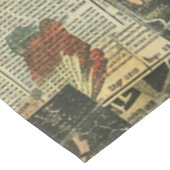 Rustikales Vintages Zeitungs-Patchwork-Collage (2) Tischdecke (Schrägansicht)