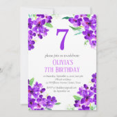 Rustikales Violett 7. Geburtstag Lila florale Einladung (Vorderseite)