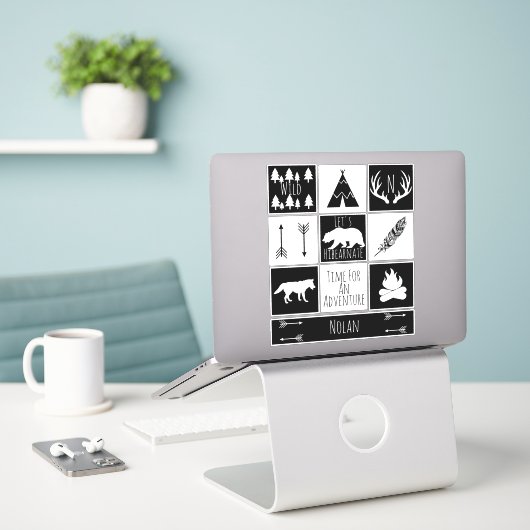 Rustikales Walderlebnis Aufkleber (Laptop auf Schreibtisch)