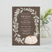 Rustikales Waldgrün Weißes Pumpkin-Brautparty Einladung (Stehend Vorderseite)