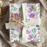 Rustikales Wasserfarbenrosa Blumenmuster Geschenkpapier<br><div class="desc">Hübsche Geschenkpackung aus Pfirsiche wird jedes Geschenk mit dieser besonderen Touch bereichern. Dieses mädchenhafte Design wurde mit Aquarell auf einem texturierten Hintergrund erstellt. Elegantes,  vielseitig wiederholendes Muster in rosa und lila Farbdesign.</div>