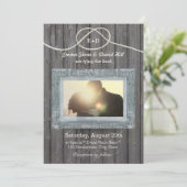 Rustikales Weathered Wood Frame Foto Hochzeit Einladung (Stehend Vorderseite)