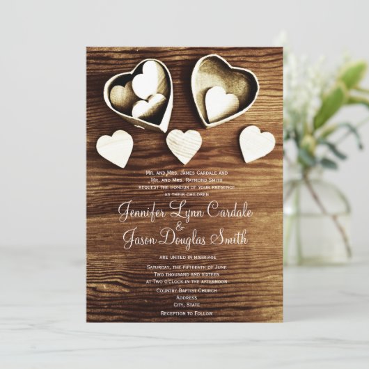 Rustikales Wedding Land-lädt die hölzernen Einladung (Stehend Vorderseite)