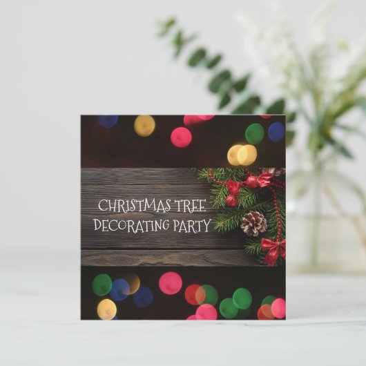 Rustikales Weihnachtsbaumtrimmen Party Bokeh Light Einladung (Stehend Vorderseite)