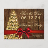 Rustikales Weihnachtsfest Rett Datum | Tree & Red Ankündigungspostkarte (Vorderseite)