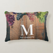 Rustikales Weinbauholz und Traubenmonogramm Dekokissen (Vorderseite)
