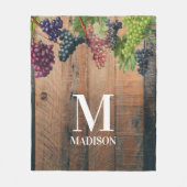 Rustikales Weinbauholz und Traubenmonogramm Fleecedecke (Vorderseite)