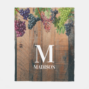 Rustikales Weinbauholz und Traubenmonogramm Fleecedecke