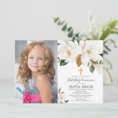 Rustikales Weiß Blumenmagnolia erstes kommunales F Einladung (Stehend Vorderseite)