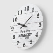 Rustikales Weißballenholz Mr. und Mrs. Wedding Große Wanduhr (Winkel)