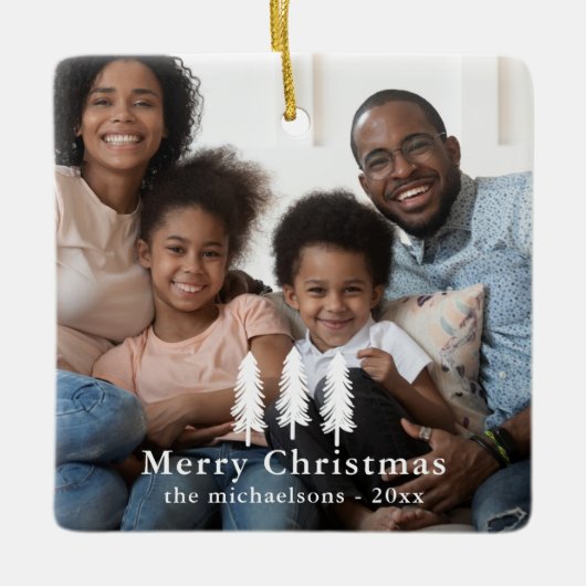 Rustikales Weißer Pine Trees Weihnachtsfest Foto Keramikornament (Vorderseite)