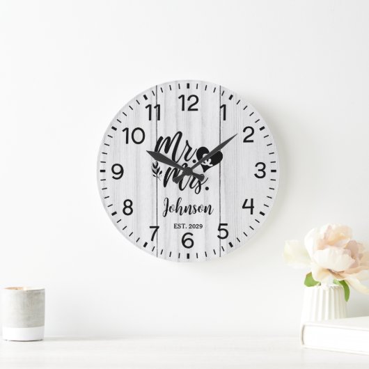 Rustikales Weißes Holz Elegante Script Mr & Mrs. Große Wanduhr (Zuhause)