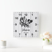 Rustikales Weißes Holz Elegante Script Mr & Mrs. Quadratische Wanduhr (Zuhause)