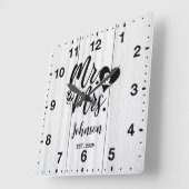 Rustikales Weißes Holz Elegante Script Mr & Mrs. Quadratische Wanduhr (Winkel)