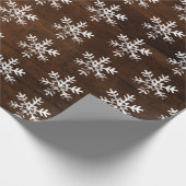 Rustikales weißes Schneeflocken dunkles Holz Geschenkpapier (Ecke)