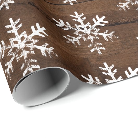 Rustikales weißes Schneeflocken dunkles Holz Geschenkpapier (Rolleneckpunkt)