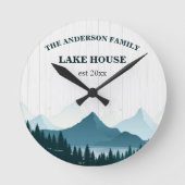 Rustikales Weißholz, Familienname Lake House Runde Wanduhr (Vorderseite)