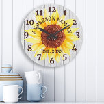 Rustikales Weißholz Sonnenblumen Personalisierter  Große Wanduhr<br><div class="desc">Große schöne rustikale weiße Scheune Vintage Holzsonnenblume personalisierten Familiennamen Jahr etablierte Wand Dekoration Uhr. Das perfekte Landholzplanken-Blumenmuster für jede Zuhause oder Küche.</div>