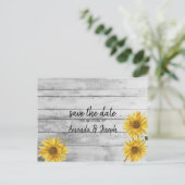 Rustikales Weißholz Sonnenblumen Save the Date Ankündigungspostkarte (Stehend Vorderseite)