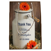 Rustikales Weißmilch-Jug mit Blume Hochzeit Mittlere Geschenktüte (Vorderseite)