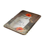 Rustikales Weißmilchjogg mit orangefarbenem Blume- Badematte (Schrägansicht)