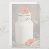 Rustikales Weißmilchjogg mit orangefarbenem Blume- Briefpapier (Vorne/Hinten)