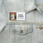 Rustikales Weißmilchjogg mit orangefarbenem Blume- Namensschild (Beispiel)