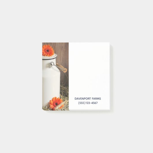 Rustikales Weißmilchjogg mit orangefarbenem Blume- Post-it Klebezettel (Vorderseite)