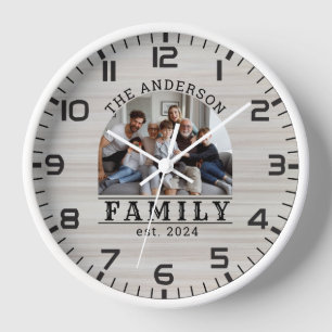Rustikales Weißwaschfarbenes Foto und Familienname Uhr
