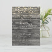 Rustikales Wetter, graues Holz, das eine Hochzeit  Einladung (Stehend Vorderseite)