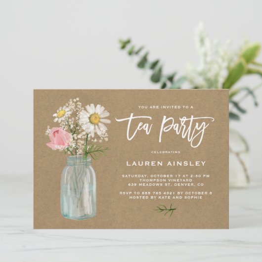 Rustikales White Daisy in Mason Jar Kraft Tee Part Einladung (Stehend Vorderseite)