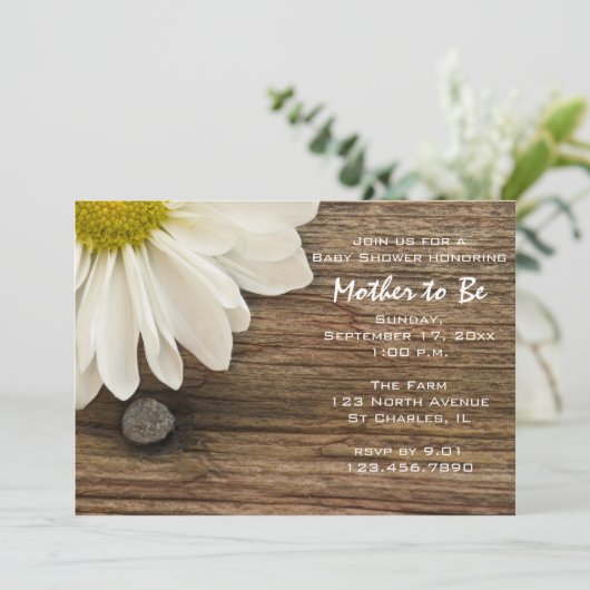 Rustikales White Daisy und Barn Wood Baby Dusche Einladung (Stehend Vorderseite)