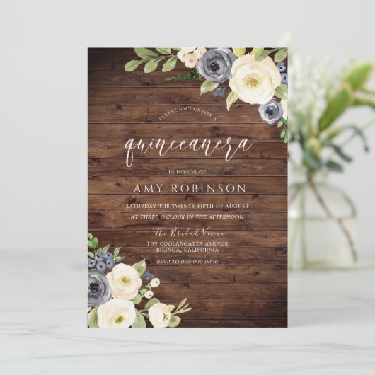 Rustikales White & Navy Blume Quinceanera Party Einladung (Stehend Vorderseite)