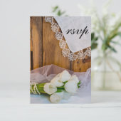 Rustikales White Tulips Barn Wedding RSVP Ansprech (Stehend Vorderseite)
